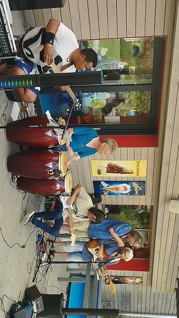 Artiste Peintre Aborigène contemporain Jomara Hamzo_Buvette de la piscine du Château_Tramelan_review