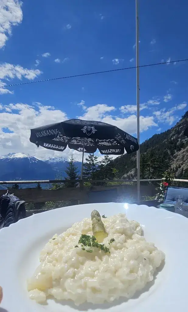 Naty MacKlein_Petit Paradis Frily_Crans-Montana_review