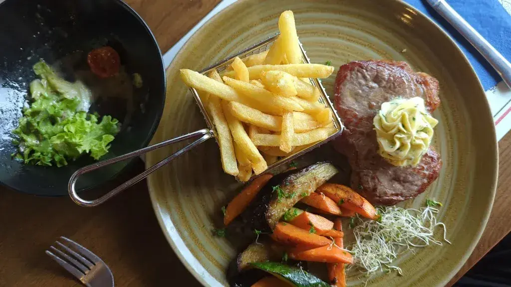 Kathrin Schaumburg_Le Bonheur du camping SwissPlage - Restaurant - Pizzeria - Café - Entre Salgesch et Sierre_Salgesch_recensione