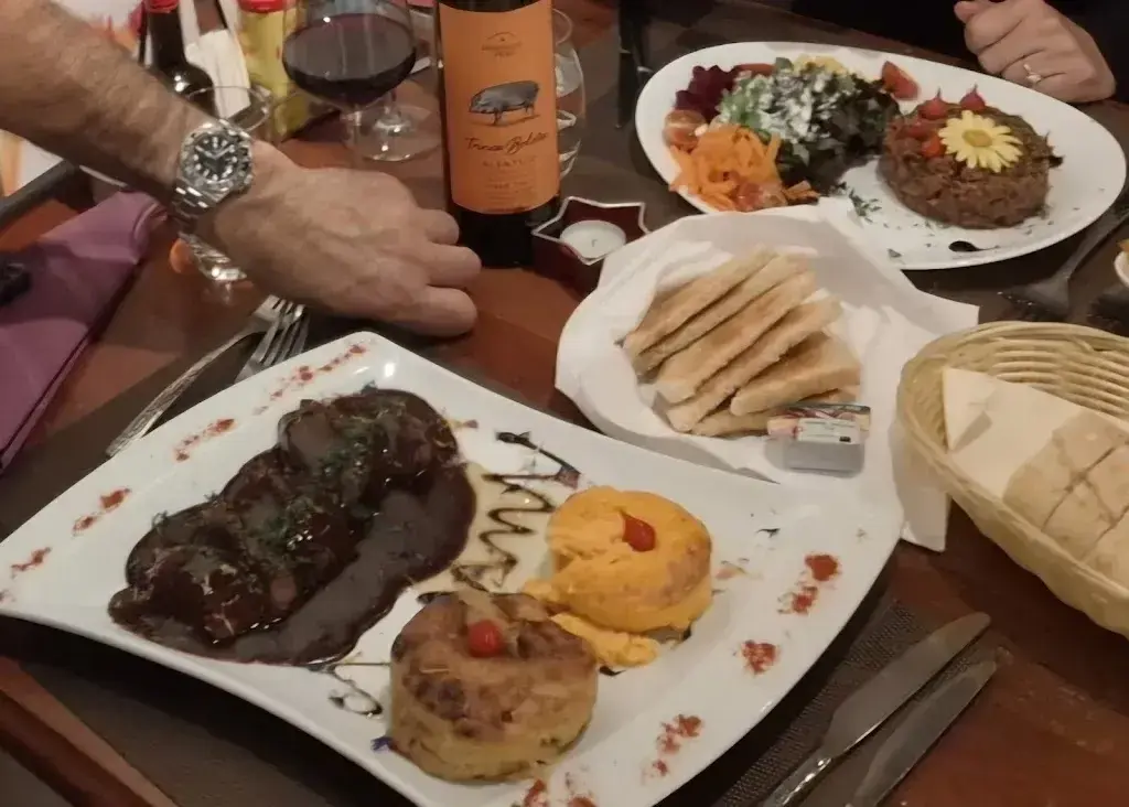 Toni Rodrigues_Café-Restaurant La Gare_Saxon_review