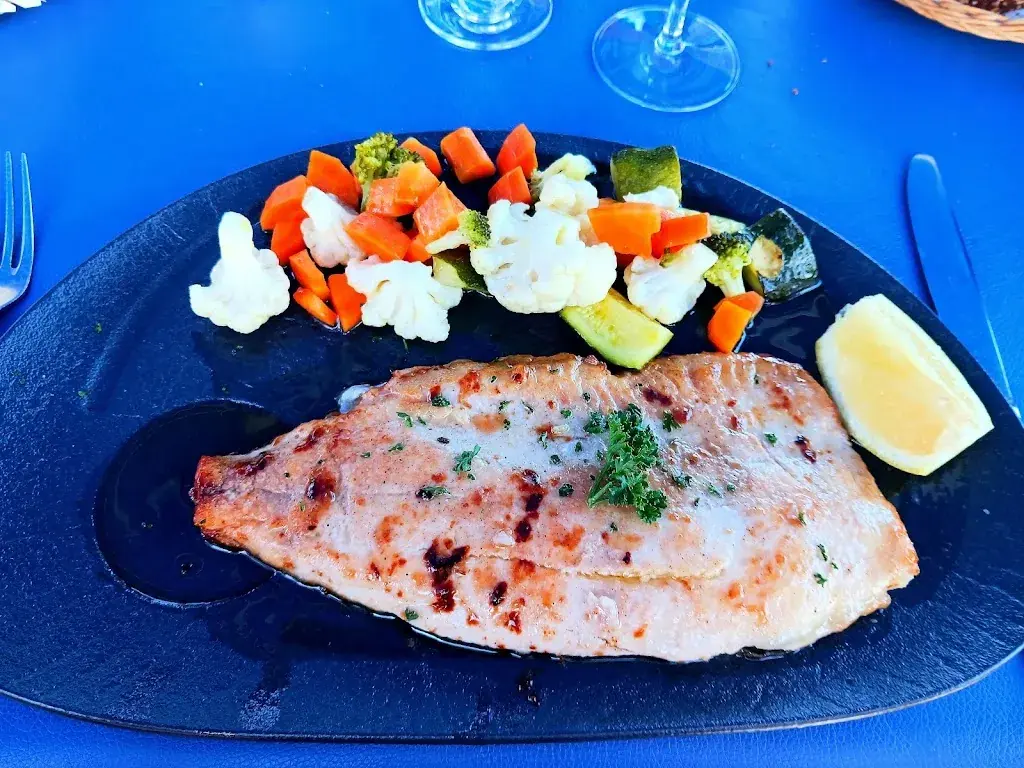 Virgil Vincent LAM (Nani)_La Taverne de la Tour_Port-Valais_avis