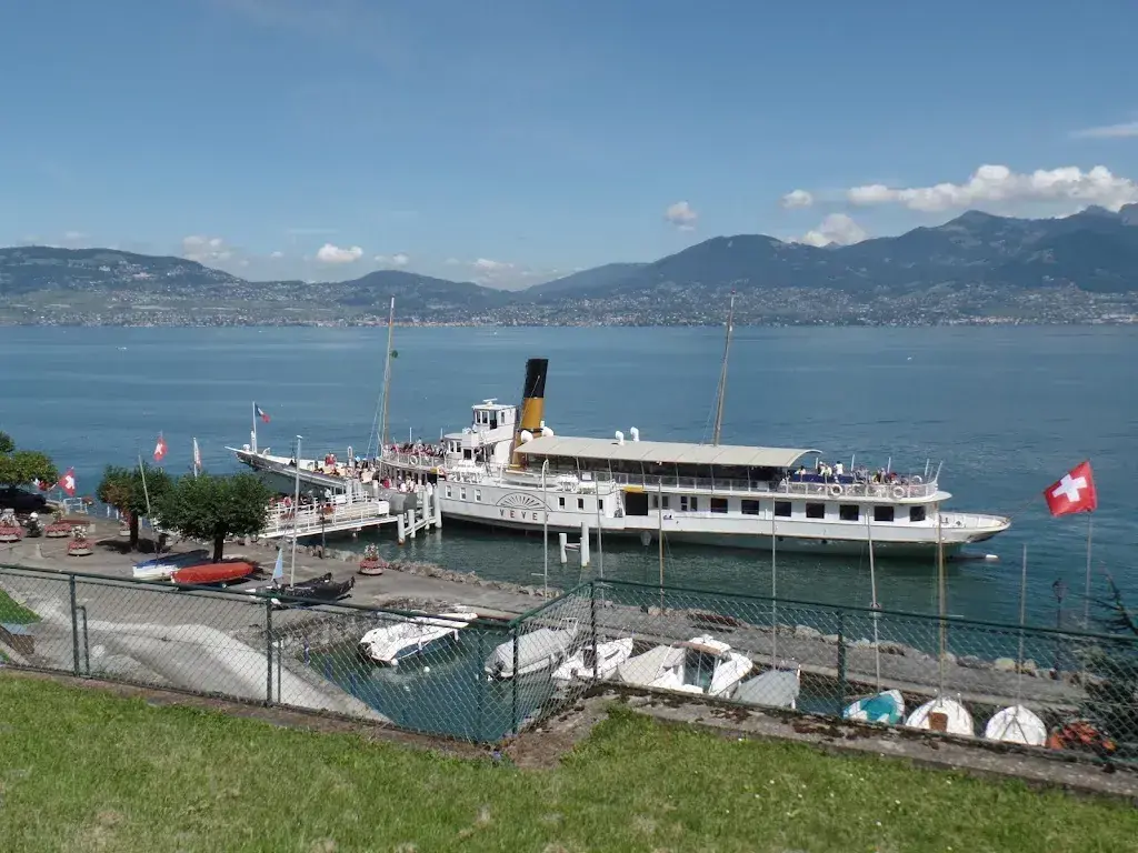 Evelyne H. Bur_Café Helvétia Au 17-17_Saint-Gingolph_review