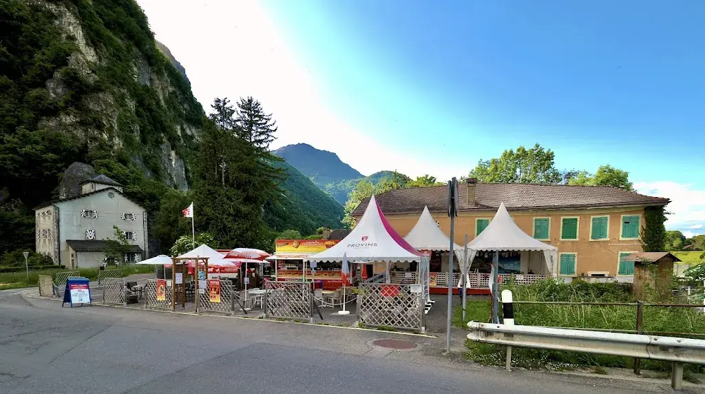 Sebastian Reiz_Chez Marilou - La Buvette, Spécialités aux fromages - Malakoffs - Sandwichs chaud à la raclette du Valais - Fait maison_Vouvry_review