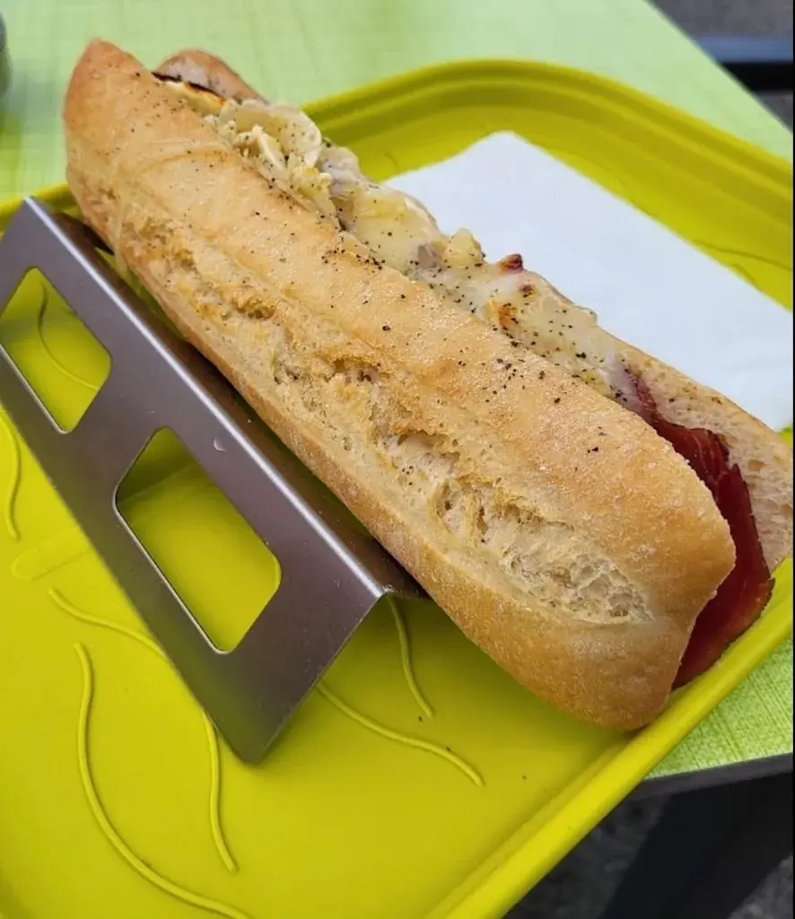 Nito Alvarado_Chez Marilou - La Buvette, Spécialités aux fromages - Malakoffs - Sandwichs chaud à la raclette du Valais - Fait maison_Vouvry_review