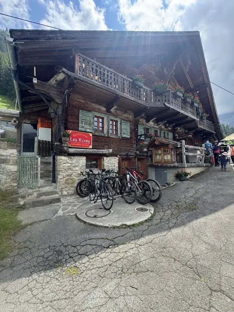 Helvetica_Cantine des Rives_Champéry_review