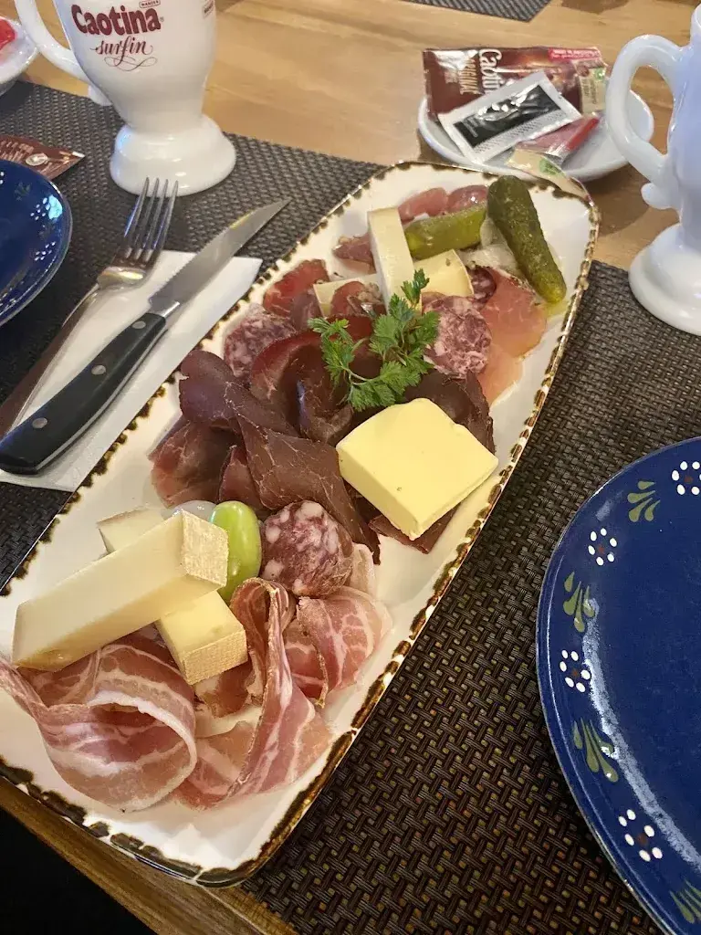 Pinto T_Cantine des Rives_Champéry_review