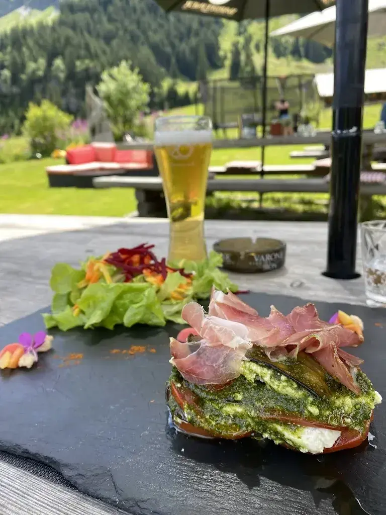 Rachel Rayner_Cantine des Dents Blanches_Champéry_review