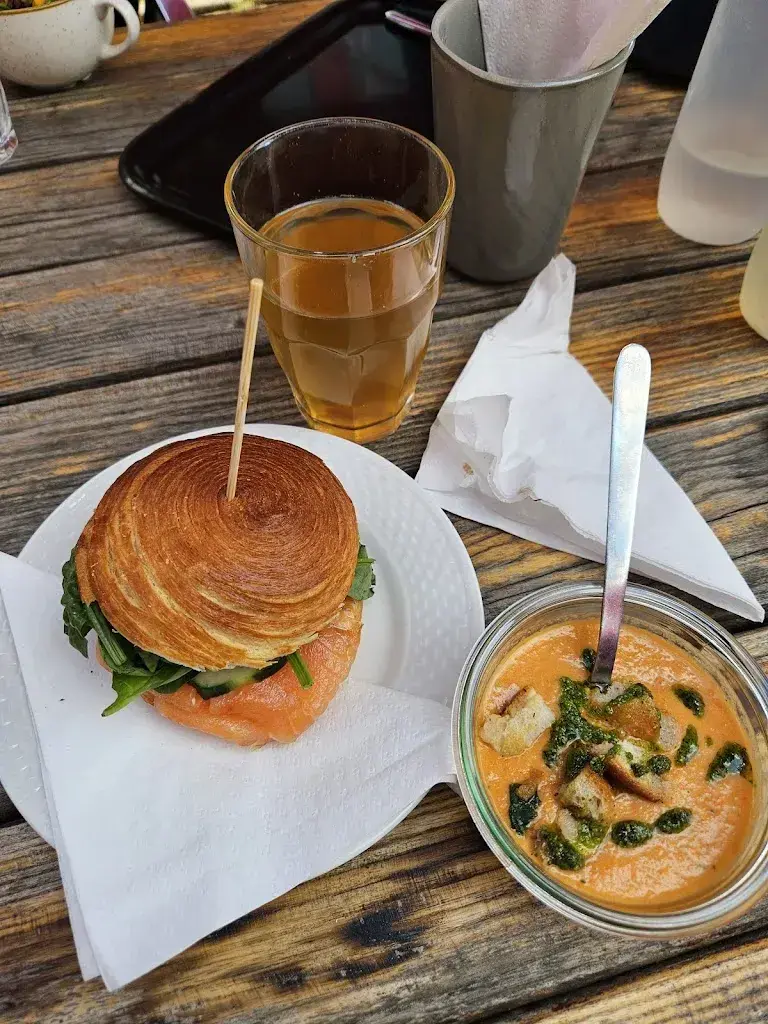 Marianna Vallazza_café bar sandwich Les Jonquilles_Champéry_review