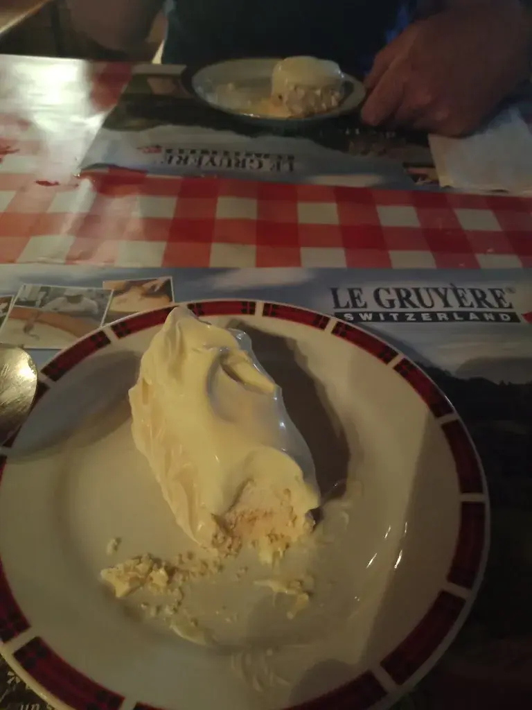 Olivia Lucas_Cabane de Mongerons_Gruyères_recensione