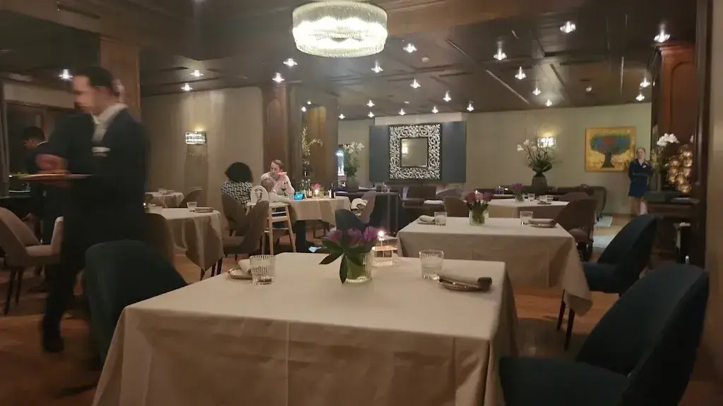 Hugo Sykes_Restaurant FIVE_Crans-Montana_review