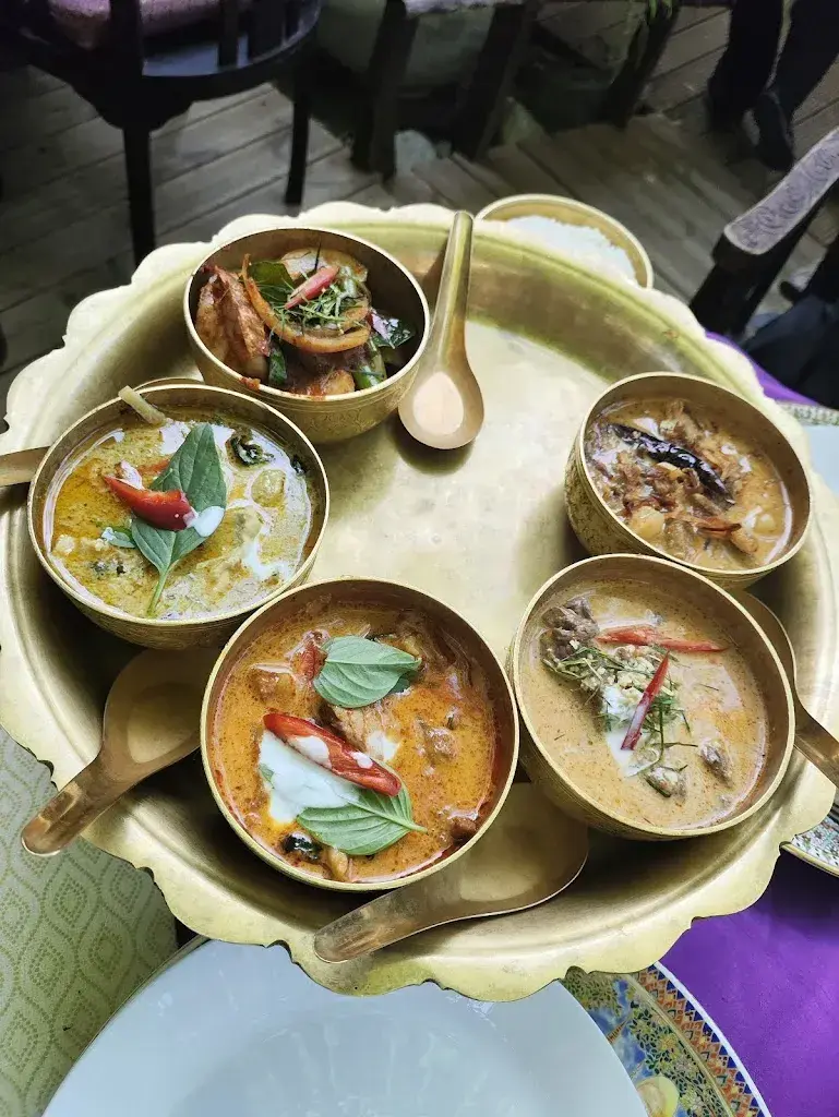 C Z_Na Village_Genève_review