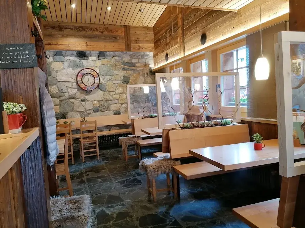 Nómada - Ema Rizo Patrón_A la Claire Fontaine_Grimentz_review