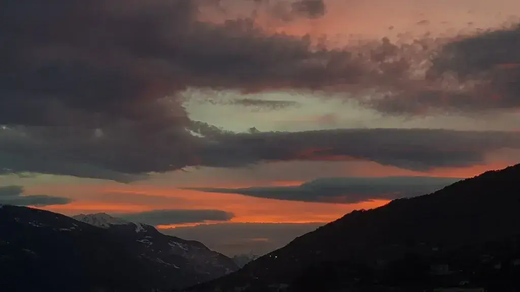 Lyvy Zyk_Café du Center_Venthône_recensione