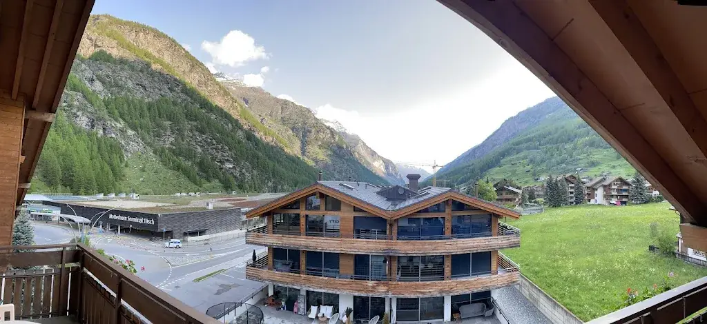 Kit Brown-Watts_Hotel Restaurant City_Täsch_review