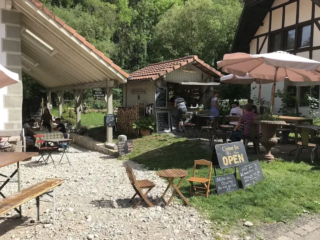 Tom Plüss_Buvette Rive-Gauche et appartement de vacances à Champ-du-Moulin_Boudry_review