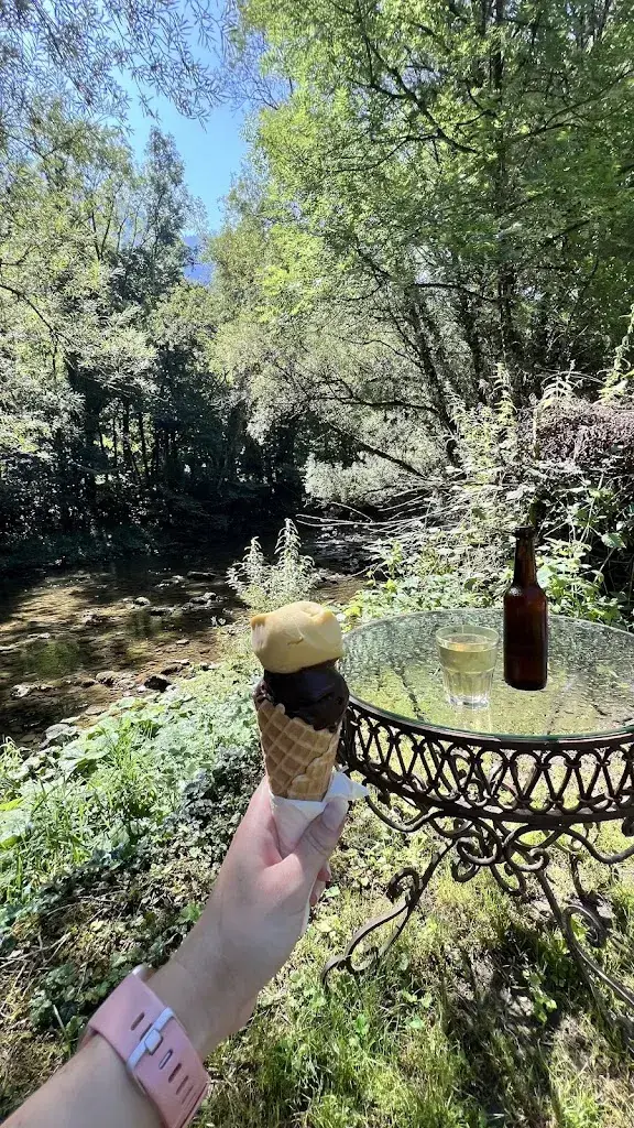 Martina Gerber_Buvette Rive-Gauche et appartement de vacances à Champ-du-Moulin_Boudry_review