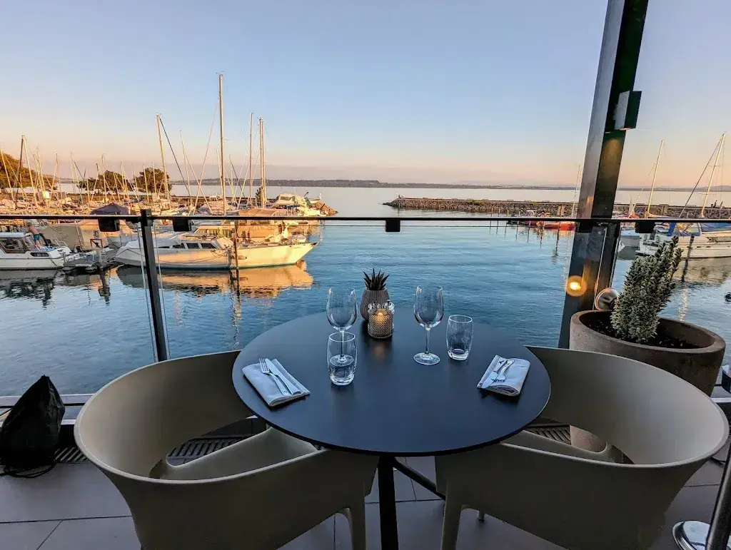 Olivier Nguyen_Lake Side_Neuchâtel_review