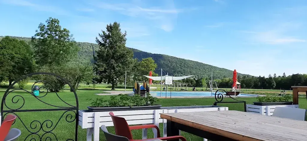 Nic Sun_Buvette Piscine d'Engollon_Engollon_review