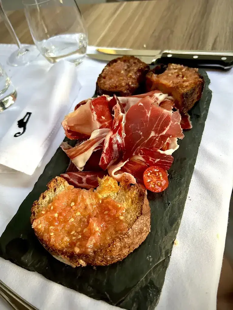 charles j_Au Chat Noir_Lausanne_avis