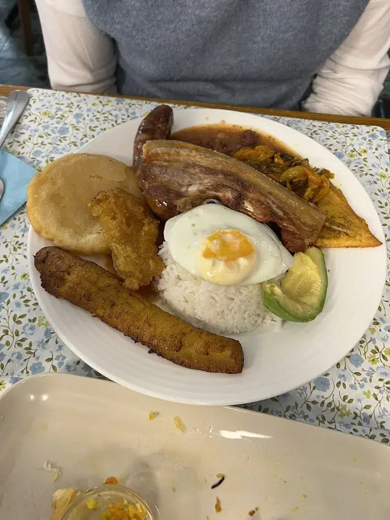 Pedro Sola Gómez_Sabores De Mi Tierra_Les Acacias_review