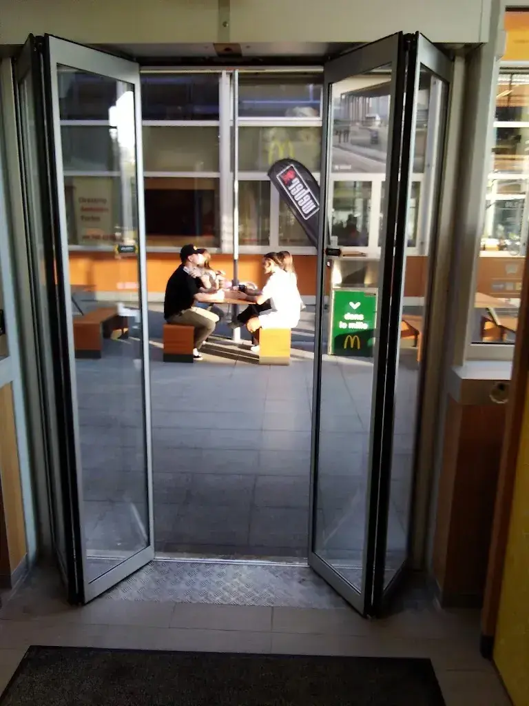 Dan Vallejo_McDonald’s_Collonge-Bellerive_review