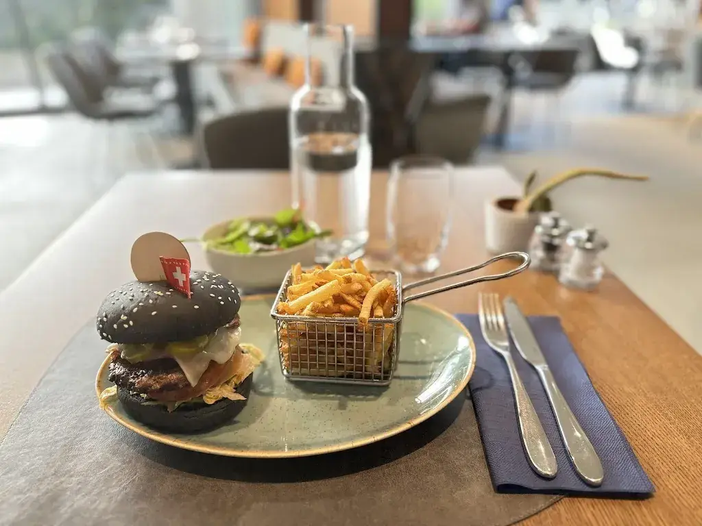 Adrian Huber (Ahbr)_L'Atrium Brasserie_Meyrin_Bewertung