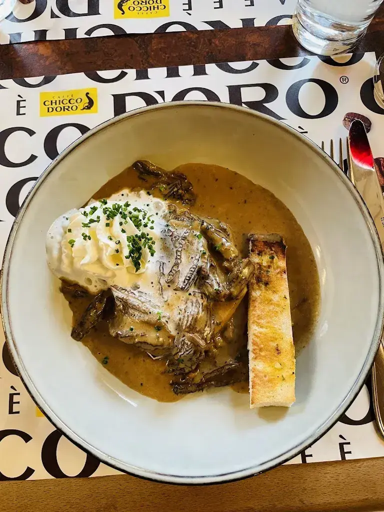 Naha Chopard_Bar le petit cheval blanc_Renan_review