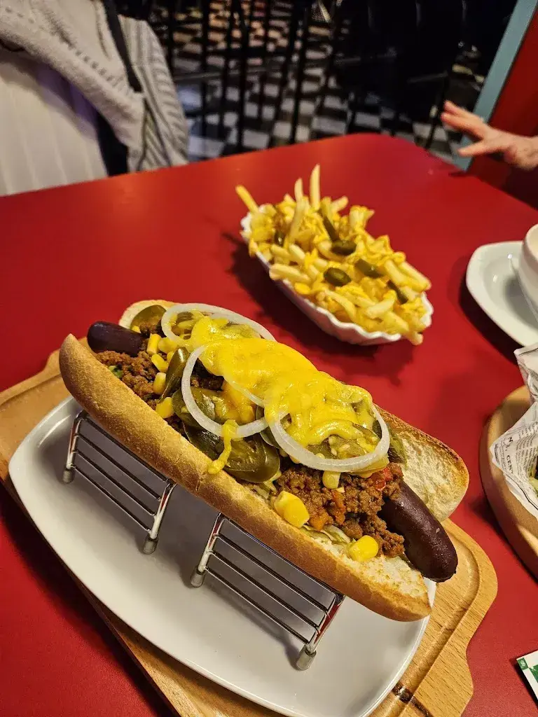 Dr. Rene Gassner_1950 American Diner_Liechtenstein_review