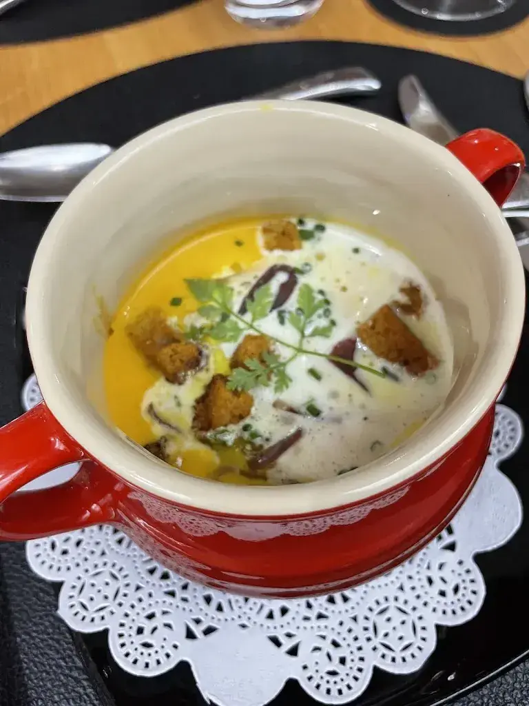 Jennifer Bou Eid_Auberge Communale_Gilly_review