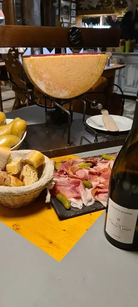 Claire Vanbesien_le chalet de la roche_France_review