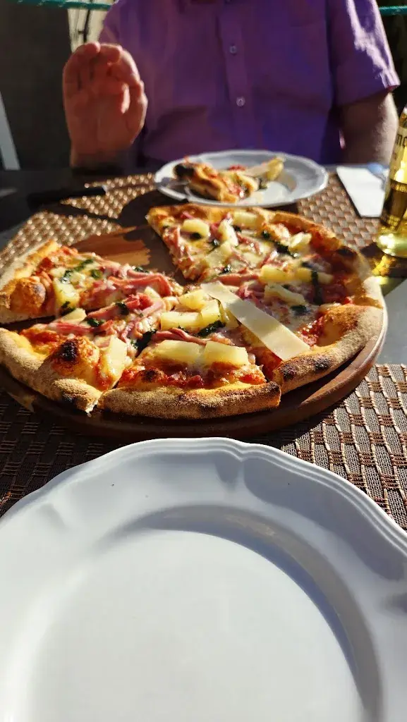 Claude-François Brülhart_Mega Star Pizza_Romont_reseña