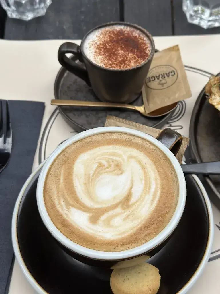 Dina Hassouneh_Restaurant Garage Cafe Bar_Sutz-Lattrigen_review