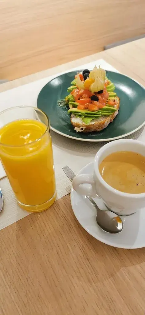 Dennis Zeleny_Café Intermezzo_Erlach_avis