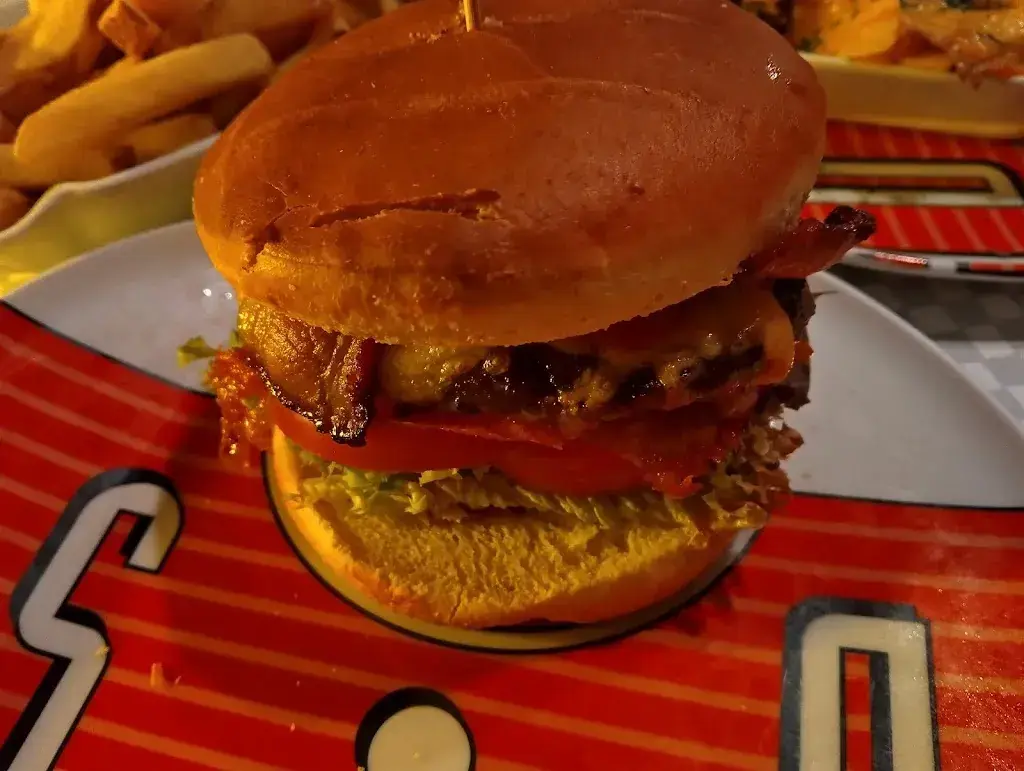 Kenny Hughes_Road Stop Cafe_Lohn-Ammannsegg_avis