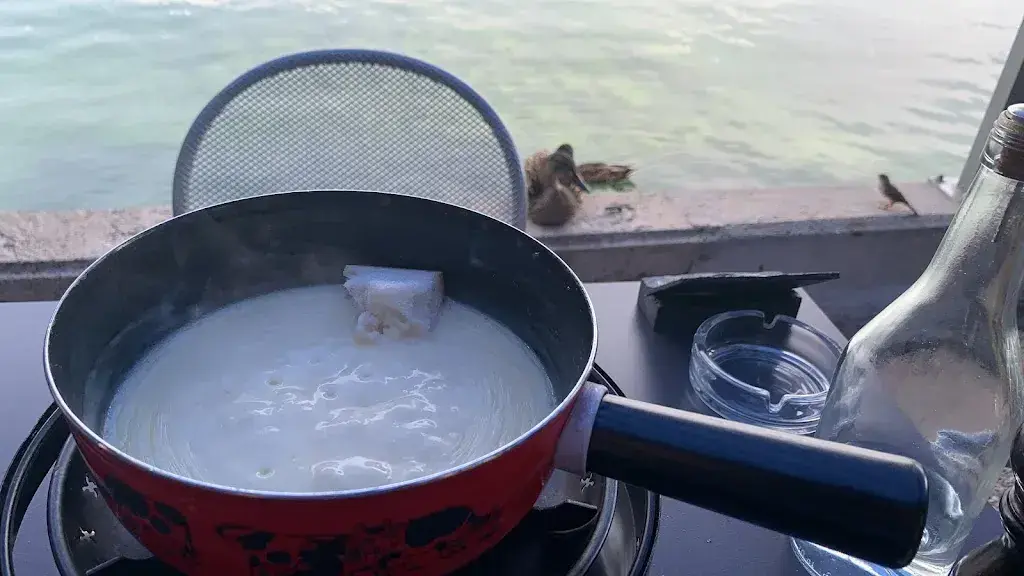 James Fitzpatrick-Ellis_Buvette du Débarcadère_La Neuveville_review