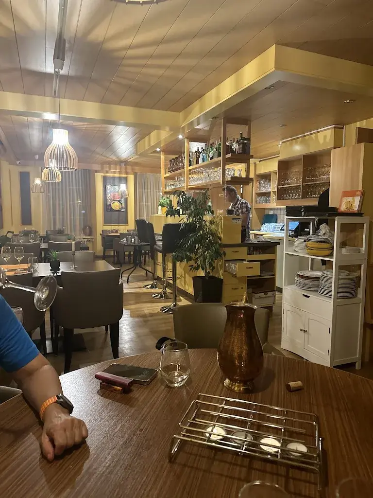 Dennis Varvianni_Bombay Delice_Gampelen_avis