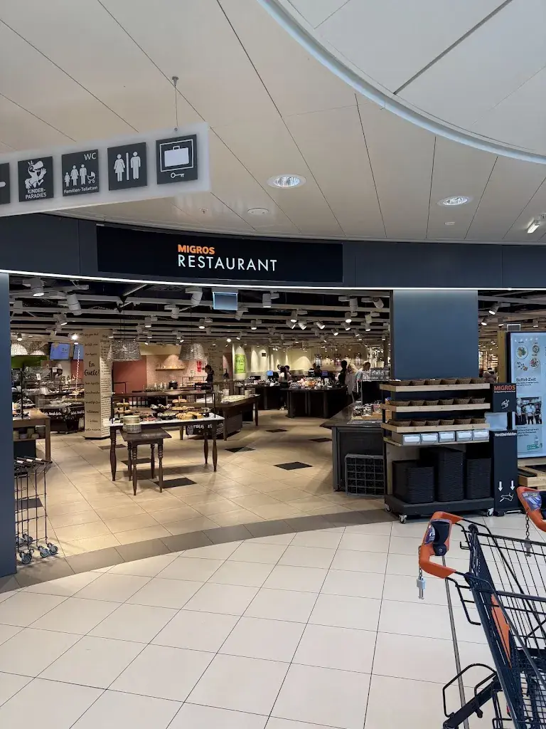 Roman Heinrich_Migros-Restaurant - Schönbühl - Shoppyland_Schönbühl EKZ_avis