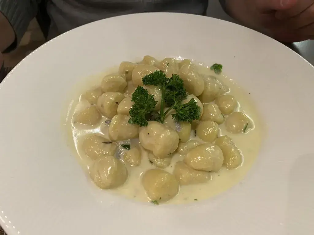 Amanda Weilenmann_Trattoria Alfredo_Adelboden_avis