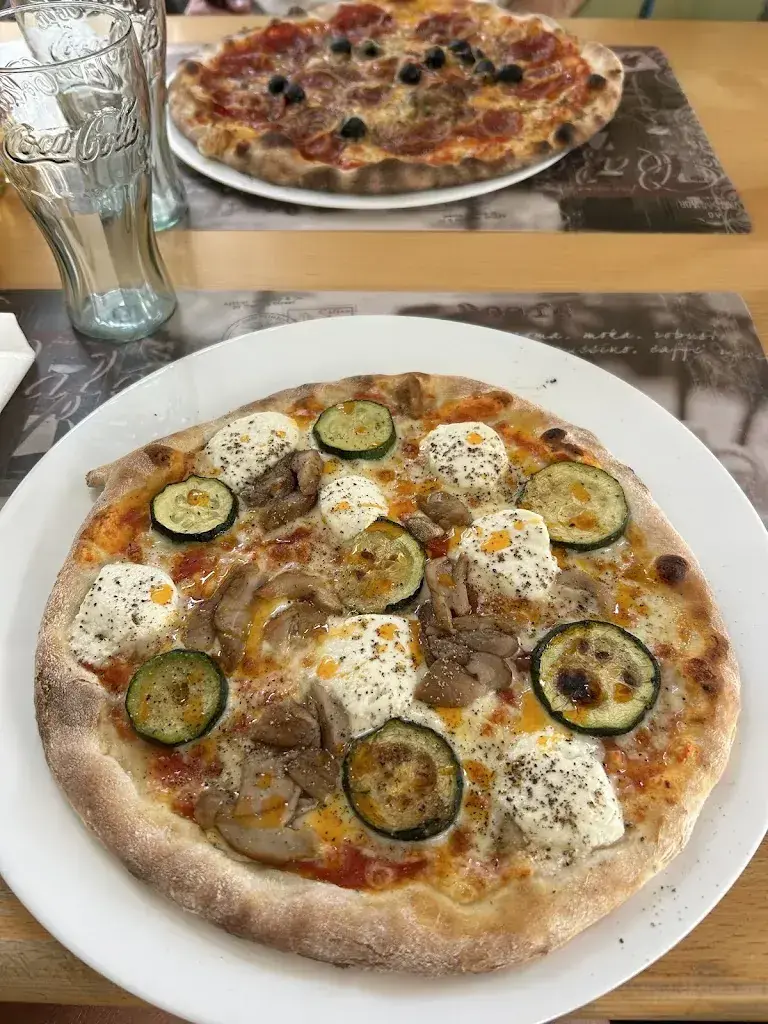 Neegy Zomzom_Pizzeria Udacia_Frutigen_avis
