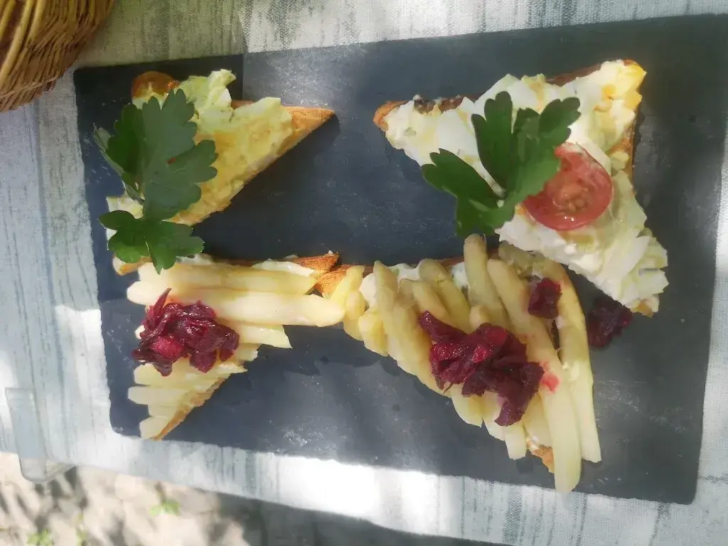 Broomless Witch_Bäretatze Kafi & meh_Aeschi bei Spiez_review