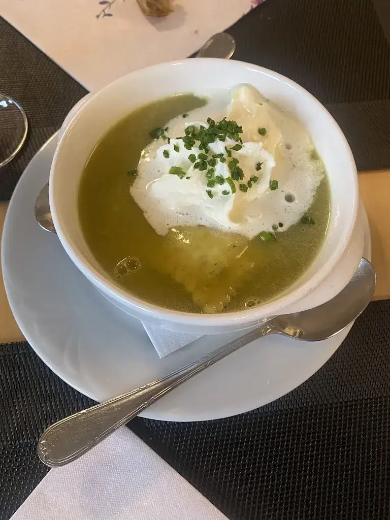 Allison Youness_Zum Seefeld_Thun_avis