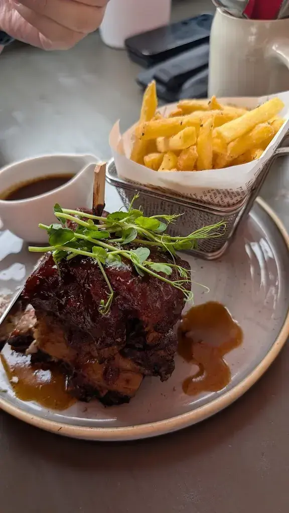 Eunice Salim_Restaurant Stadthaus_Unterseen_avis