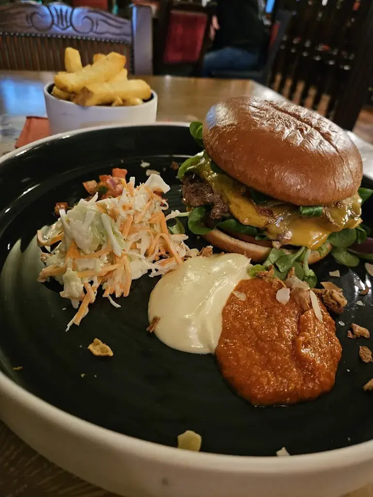 Chase McMullen_La Tapberne_Matten bei Interlaken_review