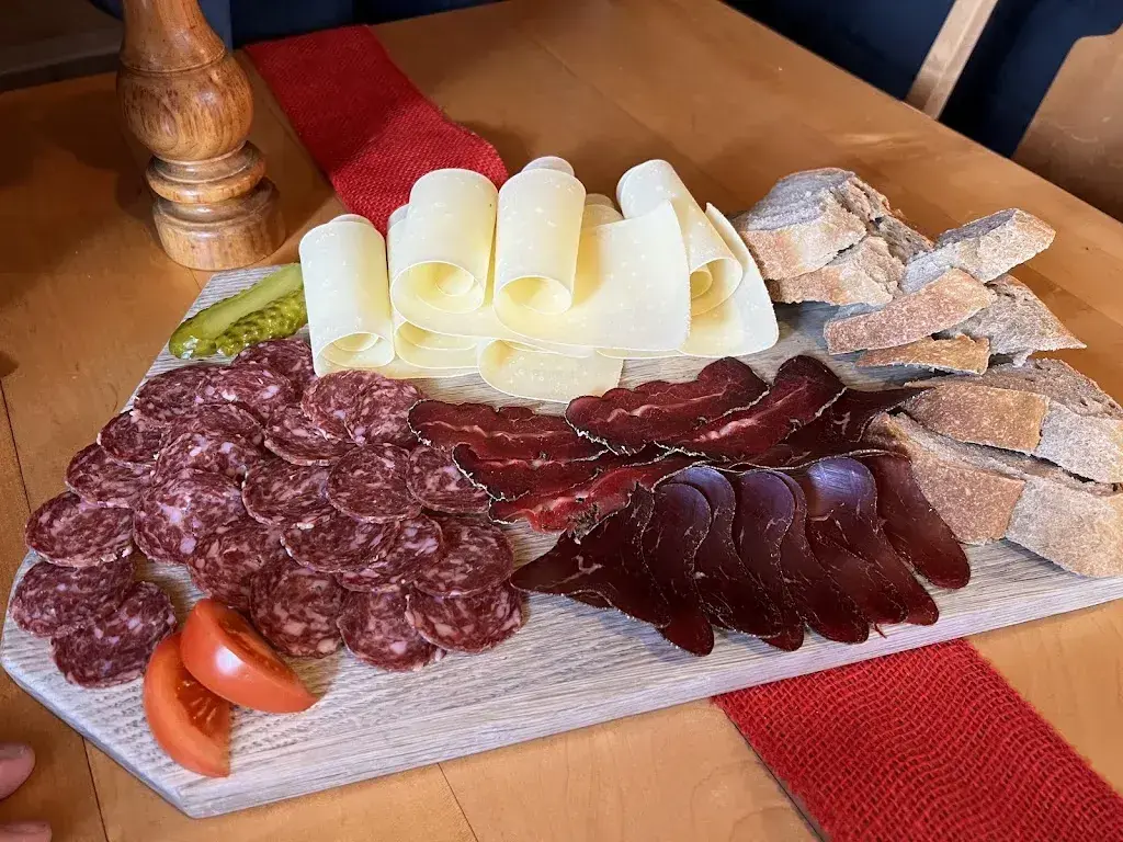 Bart Wullems_Parkplatz Rest. Hängebrücke (Rest. ennet dem Bach zu Fuss 180 m)_Frutigen_review