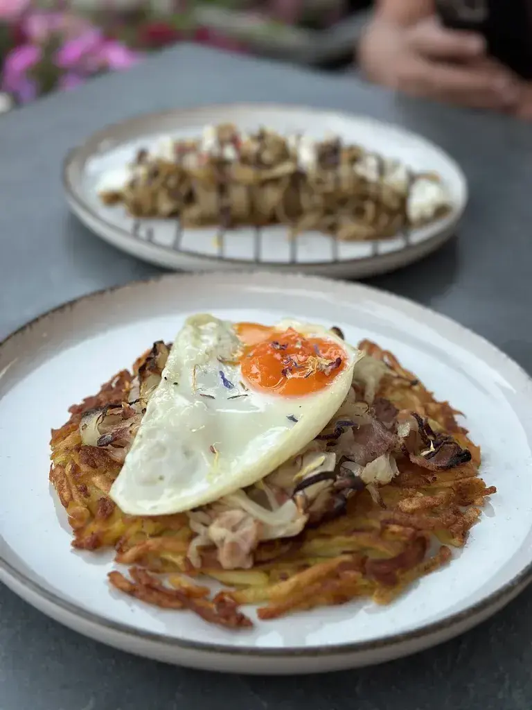 Gvavalin Mahakunkitchareon_Adler Restaurant and Lounge_Kandersteg_avis