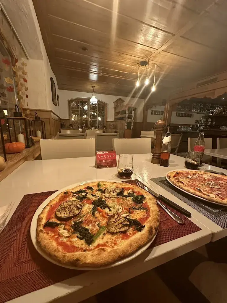 Eibhlín Vaughan_Ristorante Pizzeria Kreuz_Spiez_avis
