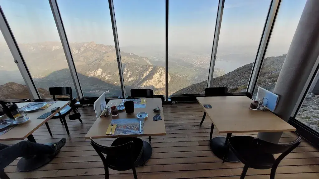 Jiaqi Cai_Berghaus Niesen-Kulm (Restaurant & Übernachtung)_Mülenen_recensione