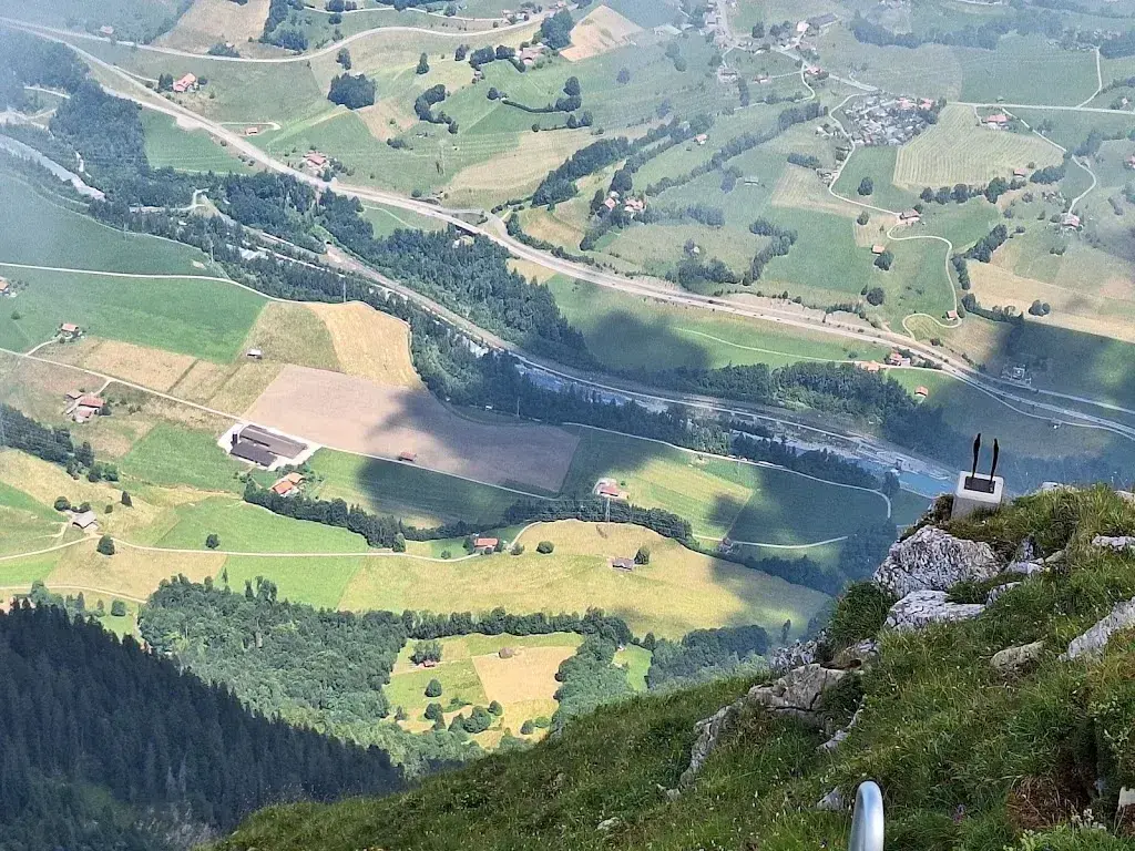 Hassaan Touheed_Niesenbahn_Mülenen_review