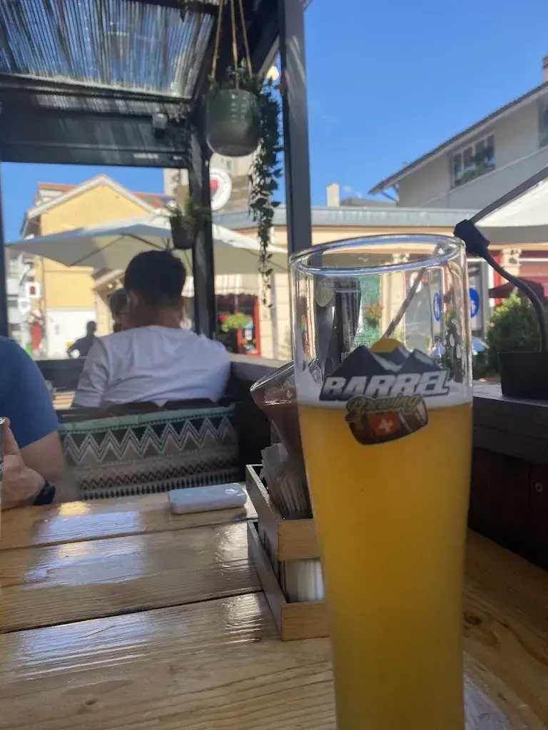 Laura Kruczek_Hüsi Bierhaus_Interlaken_avis