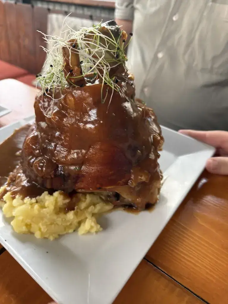 Brent Pearson_Hüsi Bierhaus_Interlaken_avis